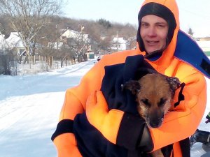 Під Полтавою  з крижаної Ворскли врятували собаку: відео (оновлено)