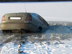 У Полтаві  водій на «Scoda Octavia» поїхав по замерзлій Ворсклі й провалився (відео)