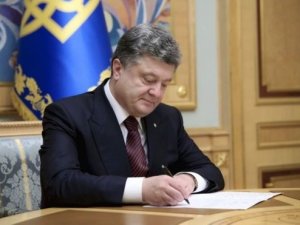 Фото: Порошенко підписав урядовий закон щодо оптимізації соцвидатків