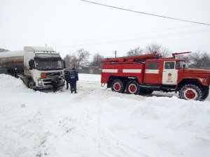 Фото: На Полтавщині через негоду утворився затор з понад 30 автомобілей