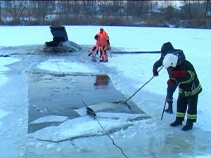 Фото: Огляд новин у Полтаві: машина провалилася під лід, Різдво, затор через негоду