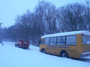 Фото: На Полтавщині у сніговому заметі застряг автобус зі школярами