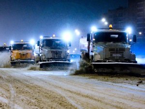 Фото: Дороги у Полтаві погано чистять через автомобілі на узбіччях