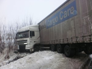 Фото: На Полтавщині негода «загнала» вантажівку у кювет