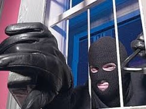 Фото: На Полтавщині пограбували магазин: серед викраденого – речі для бійців АТО