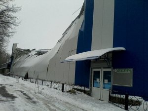 Фото: У Полтаві горів спорткомплекс, який завалився