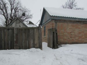 Фото: У Шишацькому районі жінка вбила чоловіка, а труп залишила за туалетом на вулиці