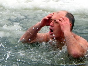 Мер у крижаній воді – у Полтаві відзначають Хрещення (фото)