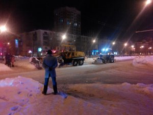 Фото: Як у Полтаві вночі депутати прибирають сніг