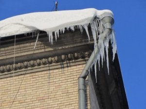 Фото: Полтавців закликали до «боротьби» з бурульками та нагадали про штрафи