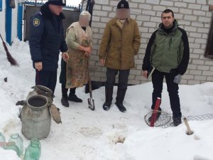 Фото: Жителька Глобиного тримала вдома для продажу 80 літрів браги та 17 літрів самогону