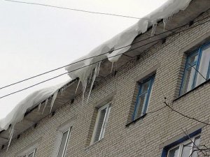 Фото: У Полтаві сніговою брилою, що упала з даху, убило жінку