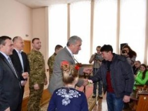 Фото: У Пирятині учасникам АТО вручили нагрудні знаки