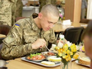 Фото: Українських військових пообіцяли годувати за новими стандартами