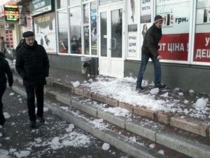 Фото: Смерть жінки у Полтаві від снігової брили кваліфікували як вбивство