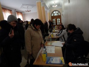 Фото: Переселенці реєструються у Полтаві, щоб отримати гроші і повертаються назад