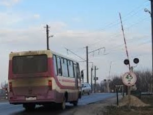 Під Полтавою поїзд ледь не зіштовхнувся із автобусом