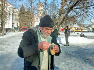 На площі перед Південним вокзалом Полтави віряни щодня годують безхатченків