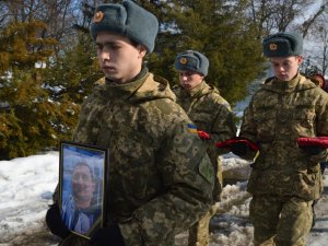 У Полтаві провели в останню путь захисника України Романа Василенка (фото)