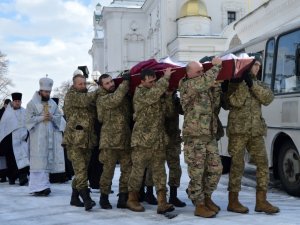 Фото: У Полтаві провели в останню путь захисника України Романа Василенка (фото)