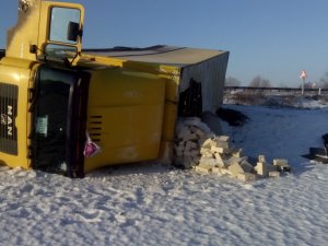 У Новосанжарському районі перекинулась «поштова» вантажівка (фото)