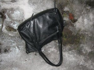 Фото: У Полтаві чоловіки напали на жінку і вирвали сумку
