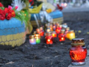 У пам’ять Небесної сотні в Полтаві запалили лампадки (ФОТО)