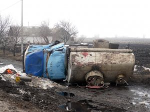 Фото: Під Полтавою перевернулась вантажівка з цистерною пального (ФОТО)