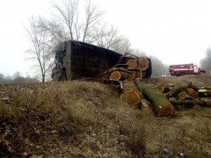Фото: ДТП на Полтавщині: рятувальники діставали водія з понівеченої вантажівки (ФОТО)