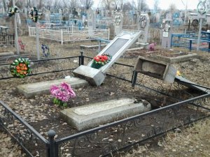На одному з кладовищ Полтавщини зруйнували пам’ятники та спалили могили