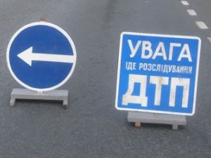 На Полтавщині водій врізався у дерево і не міг самостійно вибратись