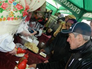 У Полтаві відсвяткували Масляну під дощем: роздали дві тисячі порцій млинців (фоторепортаж)