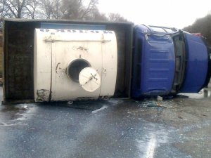 Фото: ДТП на Полтавщині: на Київ-Харків  перекинувся молоковоз (фото)