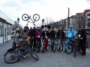 Фото: Ведмеді, миші та монстри на велосипедах привертали увагу полтавців до Години Землі