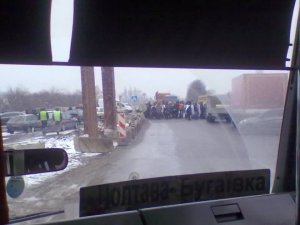 Фото: Працівники «Полтавафарм» перекрили дорогу у Супрунівці