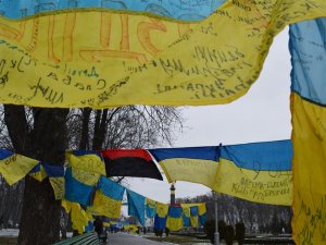 143 прапора єдиної України: у Полтаві просто неба розгорнули виставку (ФОТО)