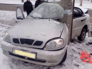 Фото: На Полтавщині водій врізався в електроопору й загинув, троє пасажирів – у лікарні