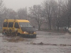 Фото: Через негоду у Полтаві  залило проїжджу частину вулиць (фотофакт)