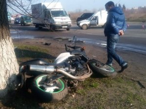 Фото: ДТП у Полтаві: мотоцикліст не розминувся з легковиком (фото)