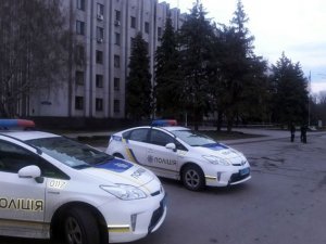 Фото: Біля Кременчуцької міськради знайшли предмет з написом «динаміт» (фото)