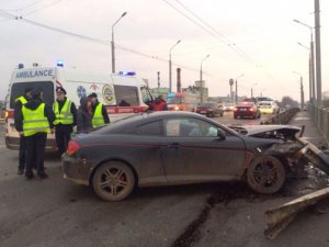 Фото: У Полтаві водій «Hyundai Coupe» врізався в огорожу (фото)