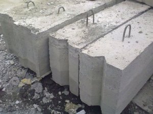 Фото: Скориставшись відсутністю господаря, житель Миргорода вкрав із чужого подвір’я 5 бетонних блоків