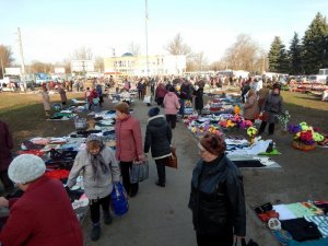 Площа перед Південним вокзалом Полтави: барахолка на пустирі та отруєні собаки