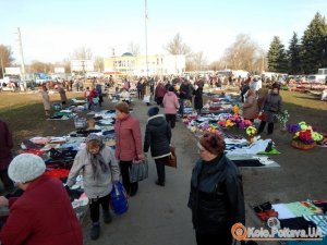 Фото: Стихійний ринок і спиляний парк біля Південного вокзалу у Полтаві: аргументи поліції