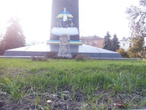 Фото: У Полтаві клумба довкола пам’ятника Героям Небесної Сотні заросла бур’янами: коментар влади