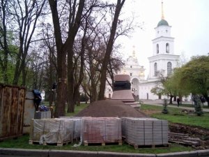 Який вигляд має пам’ятник Мазепі у Полтаві за 20 днів до відкриття