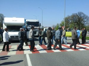 Фото: На Полтавщині за день двічі перекривали трасу Київ - Харків