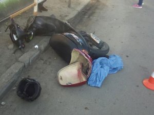Фото: У Полтаві водій скутера збив дівчину