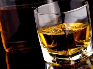 На Полтавщині двоє пенсіонерів отруїлись сурогатом алкоголю