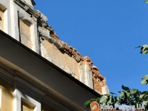 У центрі Полтави рятувальники розбирають аварійний архітектурний елемент на будинку (ВІДЕО)